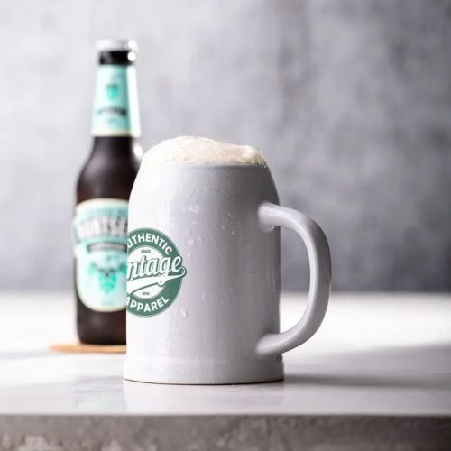 Gevulde bierpul Hamburg 70 cl. met bedrukt logo, geplaatst in sfeervolle setting op tafel.