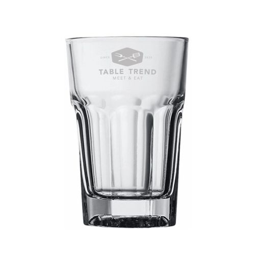 Gravure van het TableTrend-logo op het vooraanzicht van het Casablanca Latte laag glas 29,5 cl.