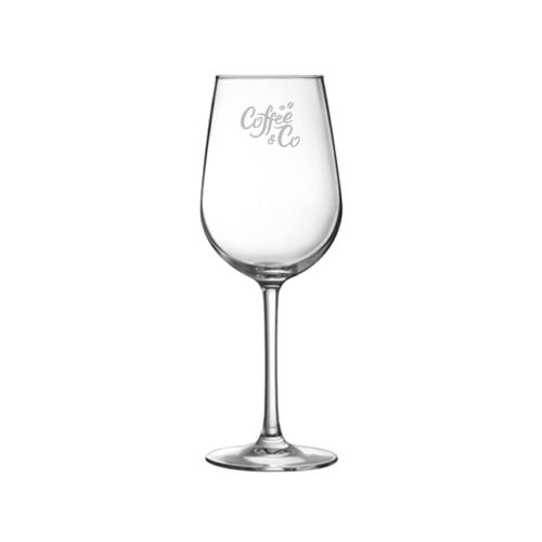 Vooraanzicht van Domaine wijnglas 27 cl. glas met subtiele gravure van CoffeeCo merklogo.