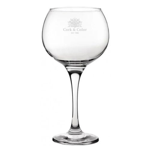Gegraveerd CorkColor-logo op Gin Tonic glas Ambassador 79 cl. subtiel zichtbaar in helder glas aan de voorzijde.