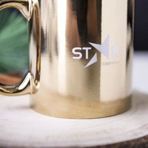 Ingerichte sfeerruimte met mok Jasper 35 cl., porselein met logo en metallic look.