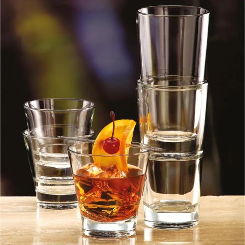 Tumbler Libbey Endeavor glas 26 cl. met bedrukt logo, geplaatst in een sfeervolle gebruiksomgeving.
