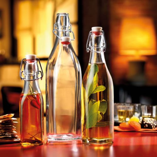 Glazen beugelfles van 0,5 liter, gevuld en gefotografeerd in een realistische sfeeromgeving.