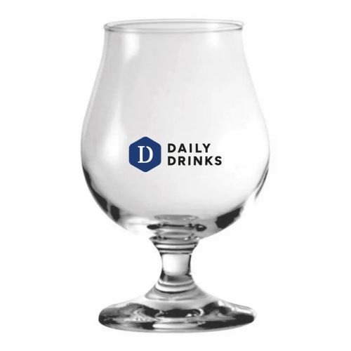 Meerkleurig logo van DailyDrinks op Breughel bierglas 48 cl., goed zichtbaar in het vooraanzicht.