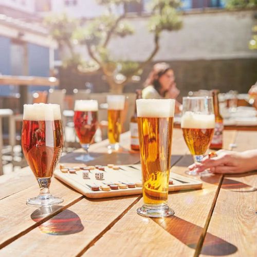Bierglas Cervoise 38 cl. van glas in gebruikssituatie met bier, sfeerimpressie.
