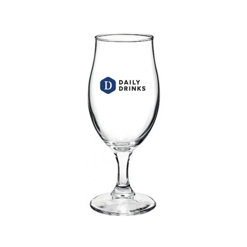 Vooraanzicht van het Bierglas Executive 26 cl. met meerkleurig DailyDrinks-logo bedrukt op het glasoppervlak.