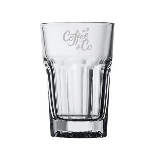 Gravure van CoffeeCo-logo zichtbaar op de voorzijde van een bierglas Hoegaarden 29 cl.