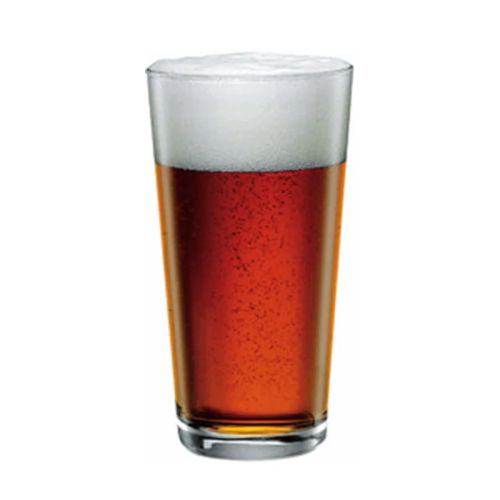 Gevuld bierglas Sestriere 39 cl. met bier op witte achtergrond, inclusief schuimlaag bovenin.