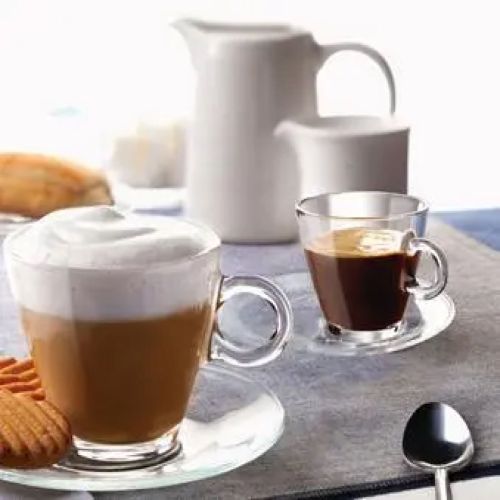 Glazen cappuccino met schuimlaag en espresso in sfeerruimte, Easy Bar 23 cl. in gebruik.