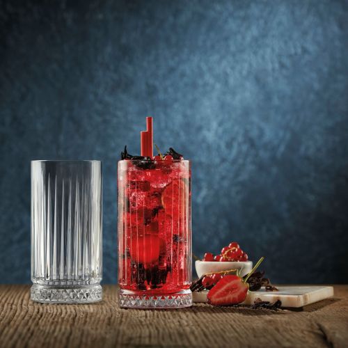Elysia Longdrink glas 28 cl. met vulling sfeervol gepresenteerd in een baromgeving.