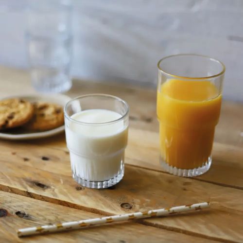 Tumbler 20 cl Empilable met vulling, sfeervol gebruikt op een tafelsetting.