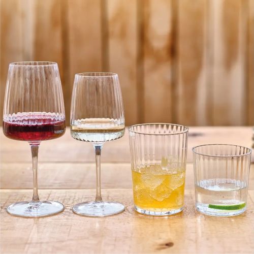 Tumblerglas 35,5 cl met drank in sfeervolle ruimte weergegeven.