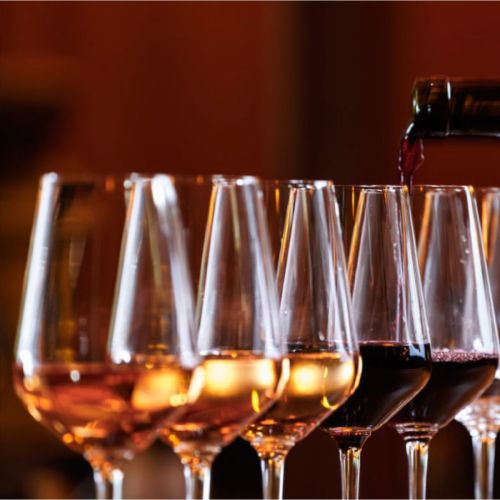 Gevuld Mencia 31 cl. wijnglas toont realistische wijnpresentatie in sfeervolle setting.
