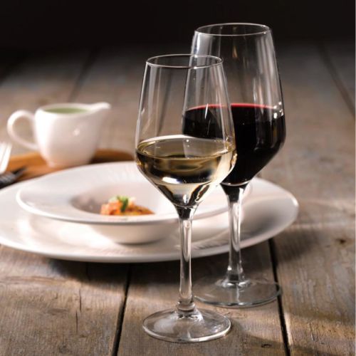 Gevuld Mencia wijnglas van 58 cl. toont het product in gebruik met wijninhoud.