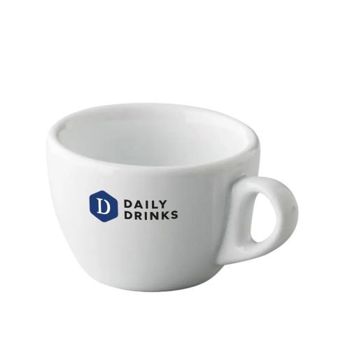 Voorzijde van cappuccinokop met meerkleurig DailyDrinks-logo op wit porselein.