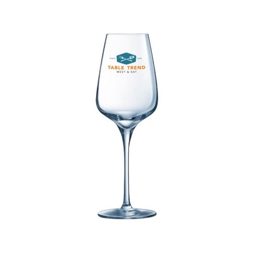 Voorzijde van het Sublym wijnglas 25 cl. bedrukt met meerkleurig TableTrend-logo.