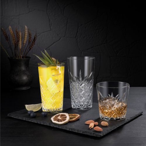 Glas gevuld met drank, sfeervol gepresenteerd in interieursetting.