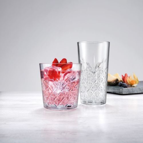 Gevuld Timeless stapelglas in warme sfeerruimte op effen ondergrond.