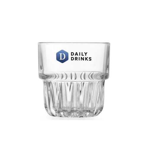 DailyDrinks-logo in full-colour bedrukt op de voorzijde van het compacte Onis tumblerglas 15 cl.