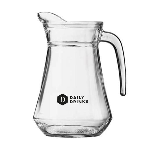 Broc Arc 1,3 liter waterkan van glas met DailyDrinks-logo in één kleur op het voorvlak gedrukt.